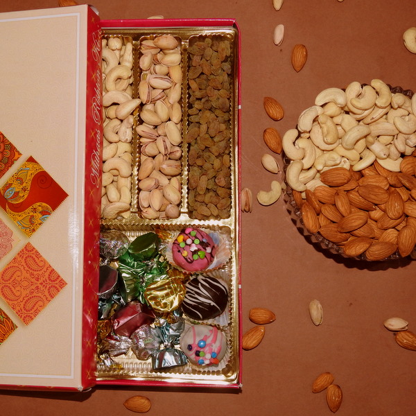 Gifting combo of dry fruits and chocolate in Bhopal